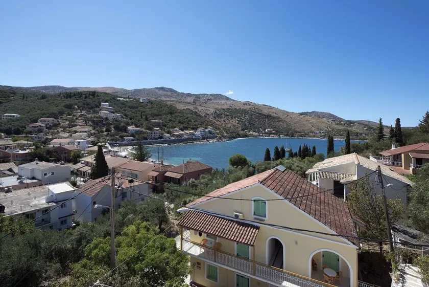 Close to the beach, spacious one-bedroom apartment with sea views. - Image 1