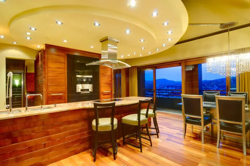 Exceptional Penthouse in the Castle District - A Haven of Privacy & Comfort - Image 1