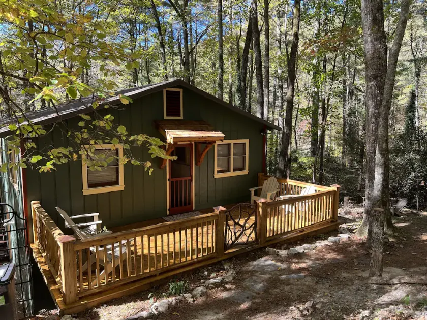 Cozy cabin within walking distance of Cashiers Crossroads. - Image 1