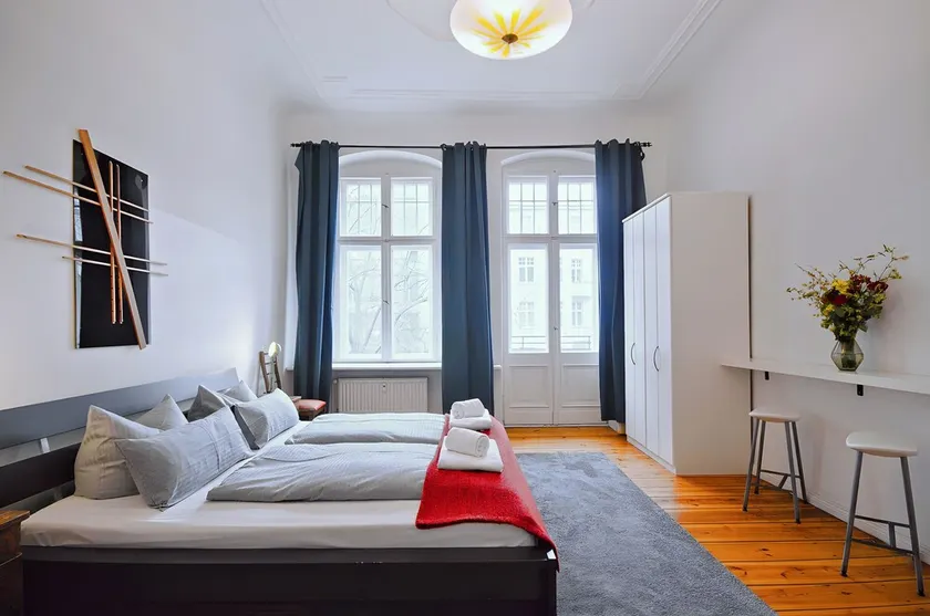 Large and Luxuriously Furnished Apartment w/ 2 Bedrooms + 1 Living/Dining Room - Image 1