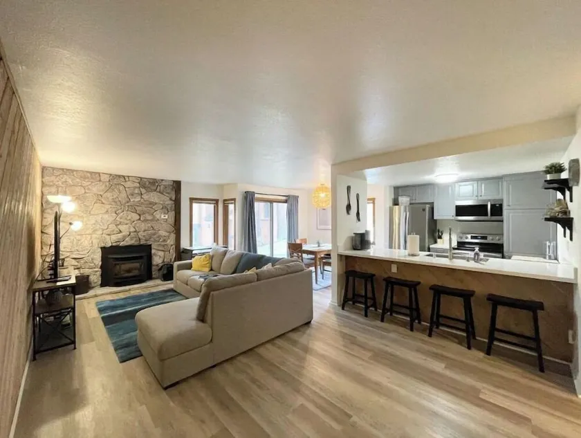 Clean modern farmhouse in Snowcreek with 4 minute walk to shuttle and preserve - Image 1