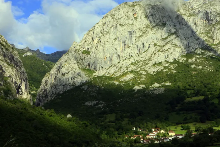Boende i bergen. Jacuzzi. Picos de Europa. Asturien. Cangas de Onis. - Image 1