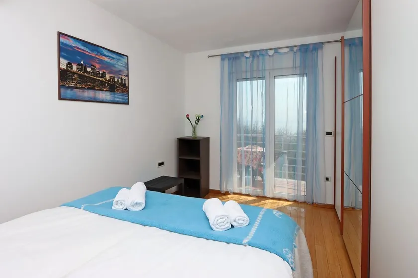 Starry Night - Smart TV, Extra big bed, big bathtub, private parking, sea view, WIFI, 2bedrooms - Image 1