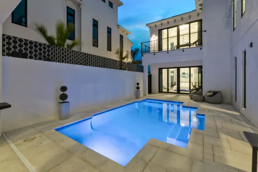 Brand New Luxury Lagoon Home, near beach & IMG! - Image 1