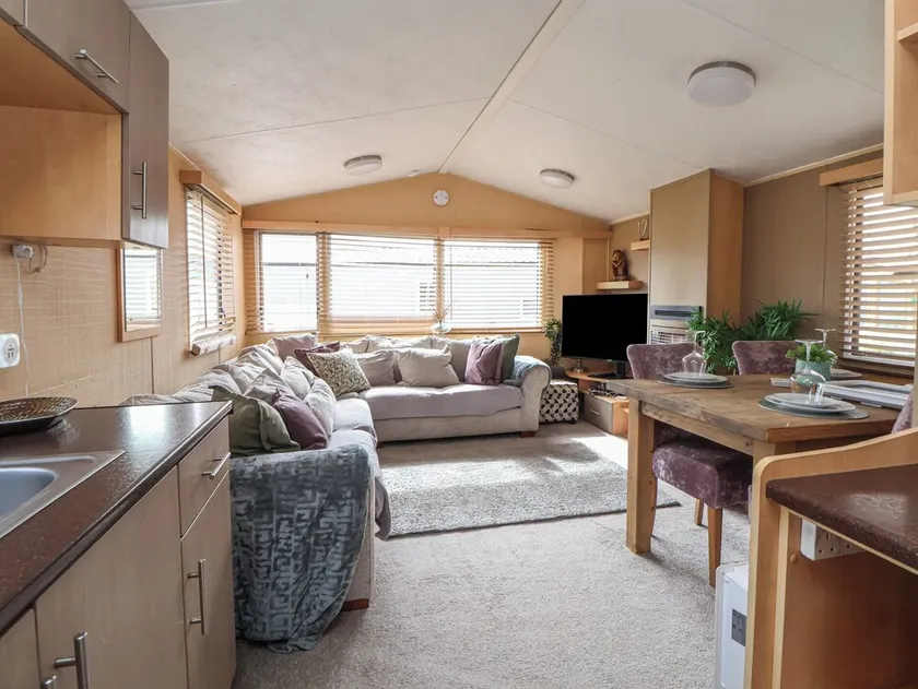 Caravan 596 - Image 1