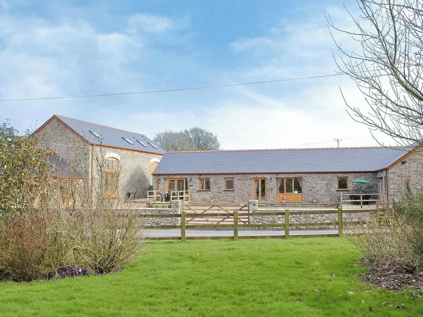 2 bedroom accommodation in Carmarthen - Image 1