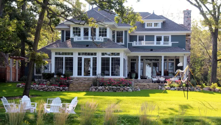 MAGNIFICENT OCONOMOWOC LAKE HOME BEVARER DEG! - Image 1