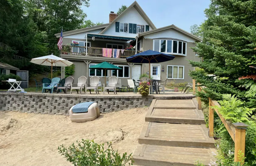 Large Family Home On Cassie Cove, Lake Ossipee - Image 1
