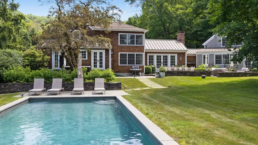 Live the good life in this luxury Lake Waramaug retreat! - Image 1