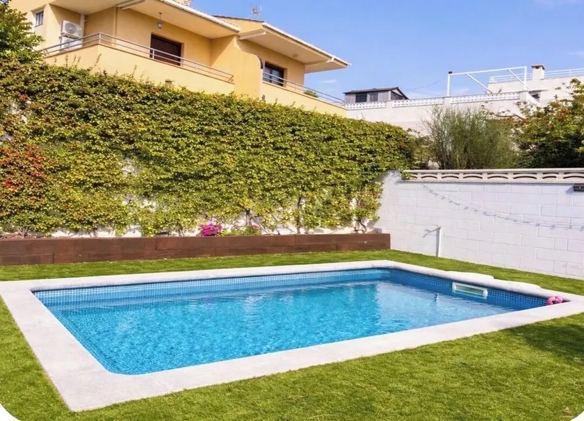 Rest by the beach. Private swimming pool - Image 1