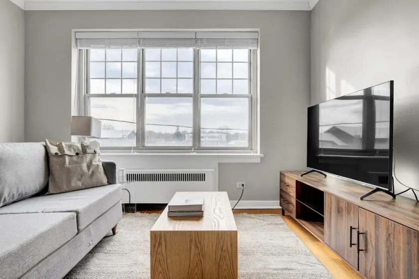 Bright Evanston 1BR, 1 mile to Northwestern campus, by Blueground - Image 1