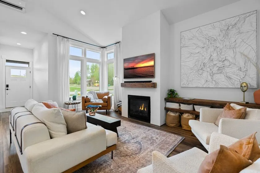 ✨ Modern Retreat Near Schweitzer–Hot Tub, Fireplace, 3 King Beds ✨ - Image 1