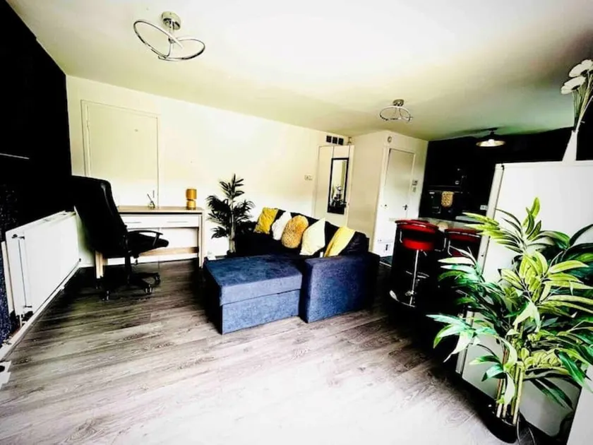 Modernised 2 Bed House Close to City Centre - Image 1