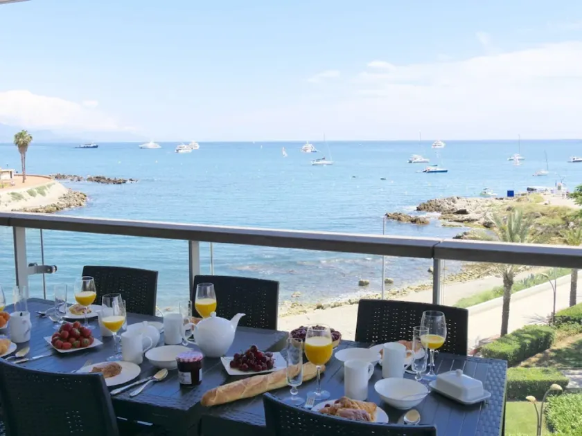 Nuovo appartamento con viste mozzafiato sulla baia di Antibes - Image 1