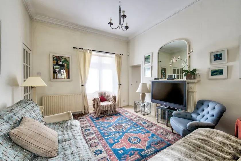 GuestReady - Peaceful 2BR near Holyrood Park - Image 1