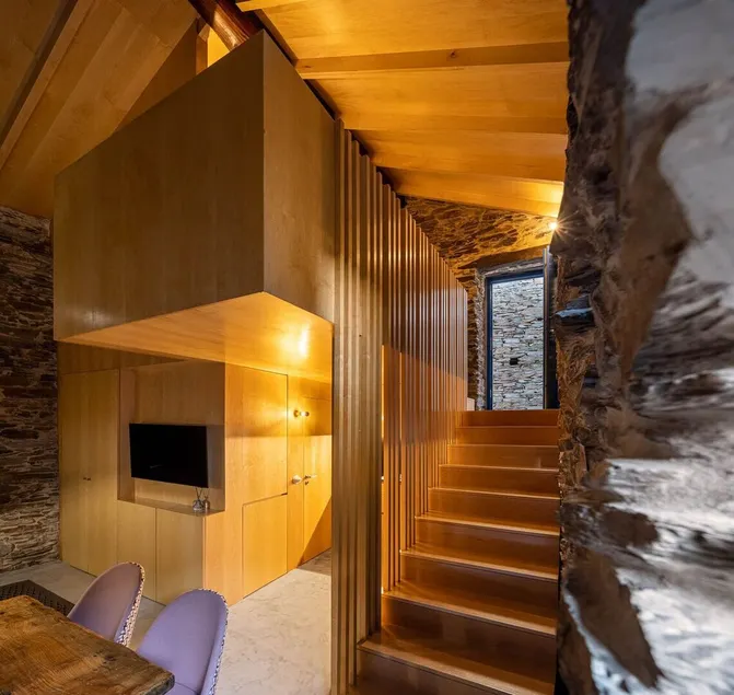 Contemporary styled studio - Image 1