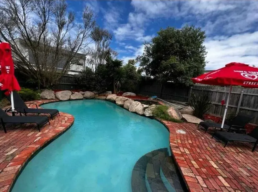 Fun Filled Renovated 80's Gem, 400m to Beach! - Image 1