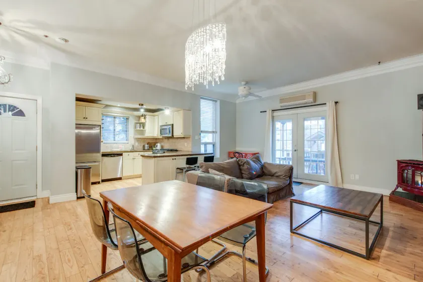 Little Italy Gem with deck and BBQ. - Image 1