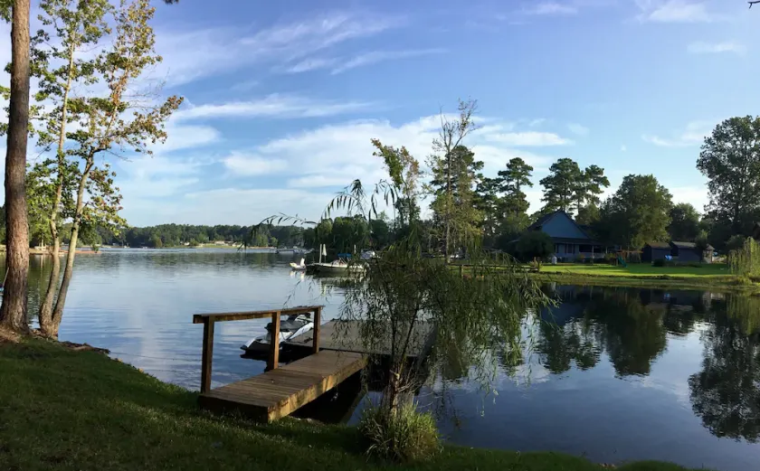 Opdateret Hjem på Lakefront Estate med privat havn og jord - Image 1
