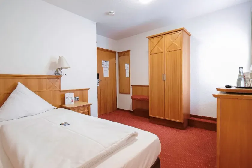 Single room with breakfast - Image 1