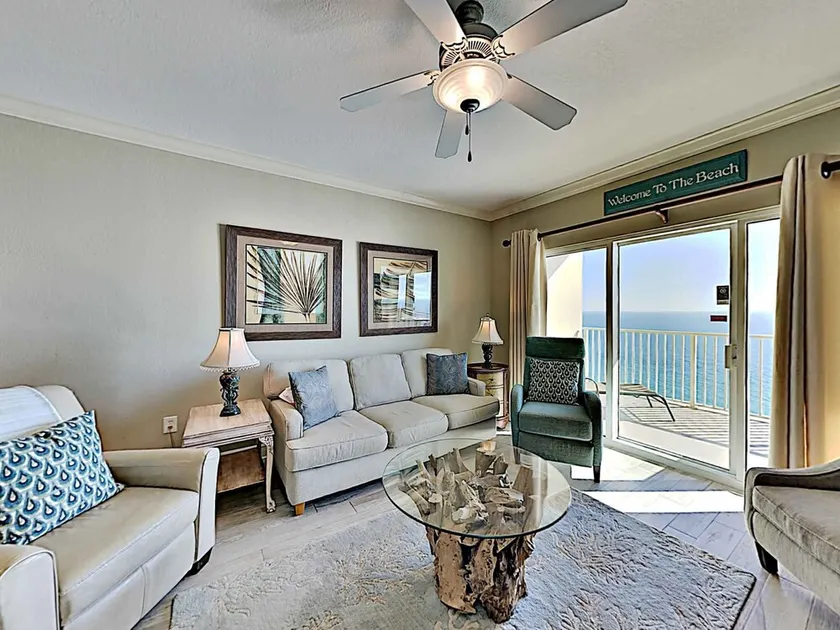 Superbe condo en bord de mer avec une vue imprenable. Profitez des vues de presque toutes les pièces. Équipements de style resort avec chaque réservation! - Image 1