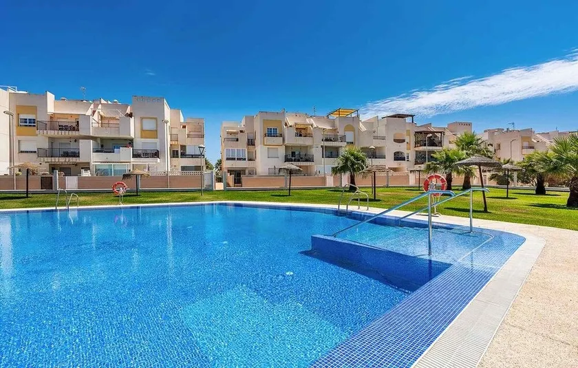 Appartement de vacances \"El Toyo\" avec piscine partagée, terrasses privées et Wi-Fi - Image 1