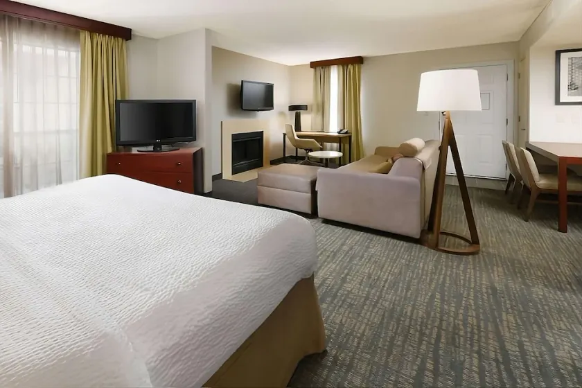 Your Home Away from Home in Vibrant Albuquerque! Free Breakfast, Full Kitchen! - Image 1