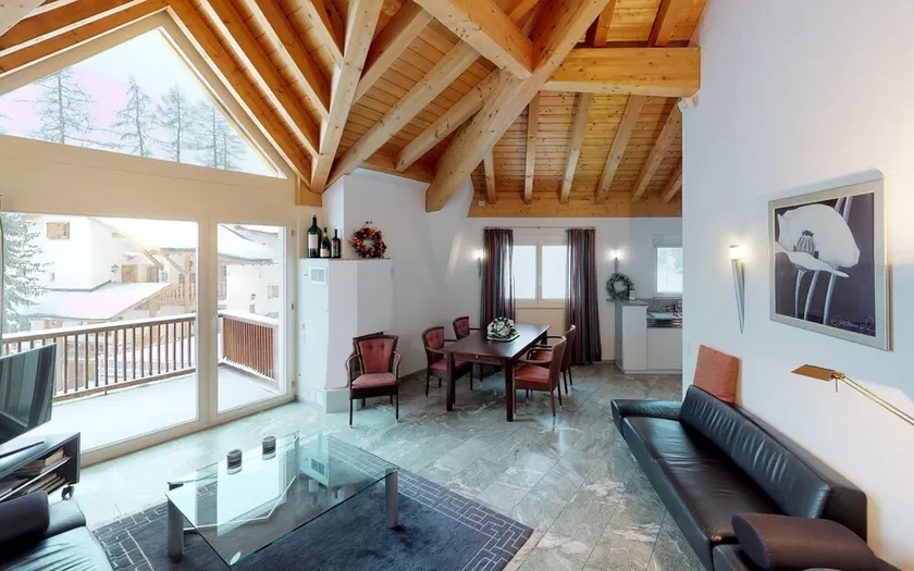 Situato all'ingresso del villaggio di Celerina, questo condominio ha un caratter - Image 1