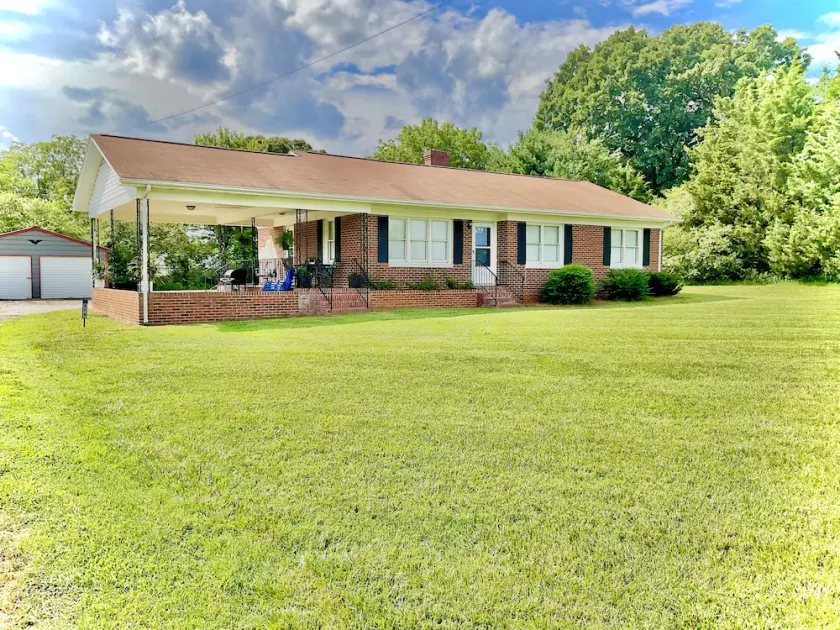 Perfect for families or business, minutes to Newton and Hickory - Image 1