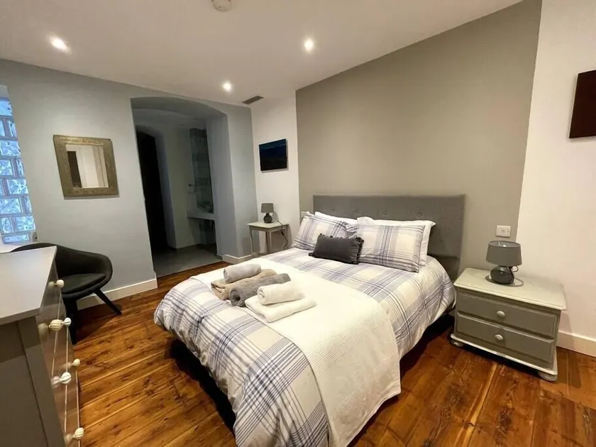 Stylish 2BR contemporary design perfect vacation - Image 1