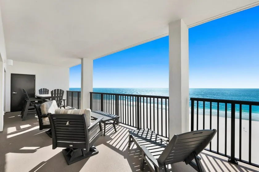 Fantastique unité de coin penthouse récemment rénovée directement sur la plage - Image 1