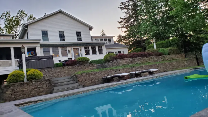 1818 Modern Farm House with Pool, Hot Tub and a large permanent dock on the lake - Image 1