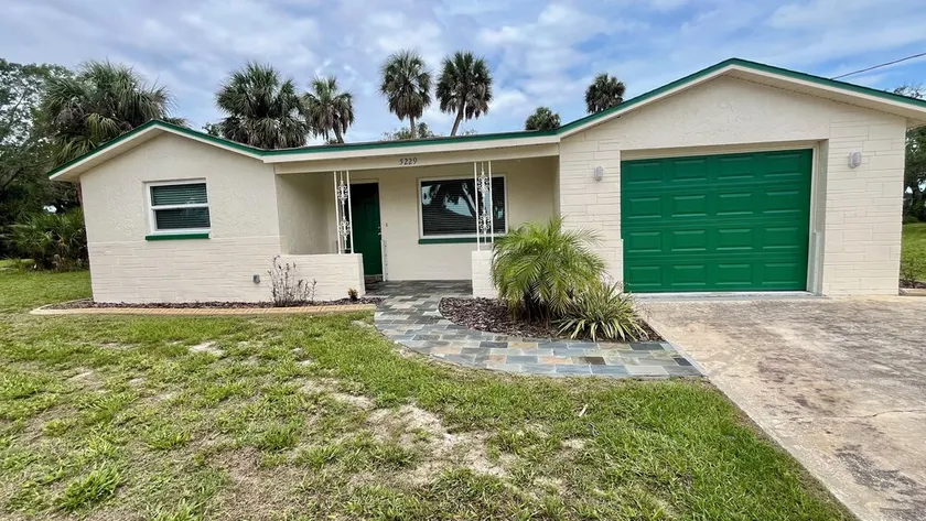 Quiet area and canoeing steps away from the front door. - Image 1