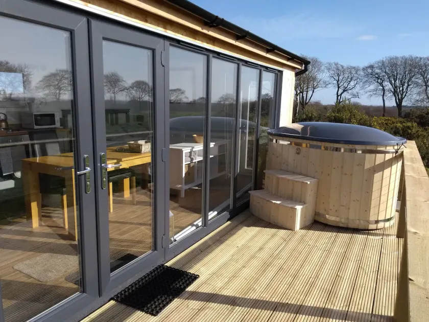 Cleeves Cabins Ailsa Luxury Lodge with Hot Tub - Image 1