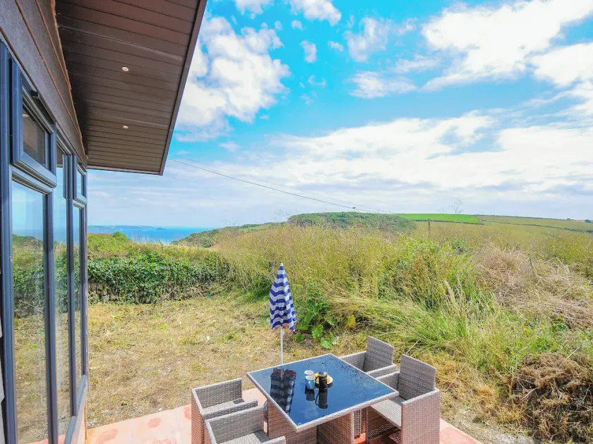 MIDWAY LODGE, romantic, character holiday cottage in Kingsand - Image 1