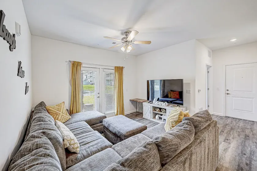⭐Grey Serenity⭐ 1Br w/Private Balcony Nr DWTN Jax - Image 1