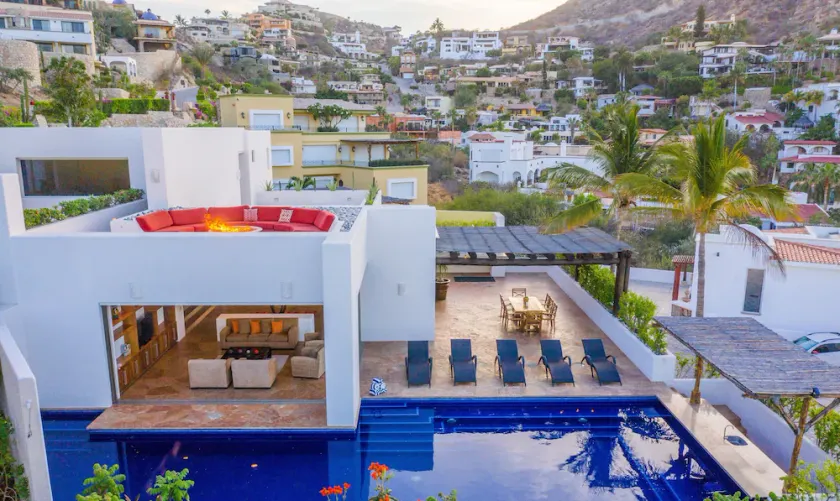 Villa moderne et spacieuse avec vue sur l'océan, immense piscine, à 2 pâtés de maisons de Marina - Image 1