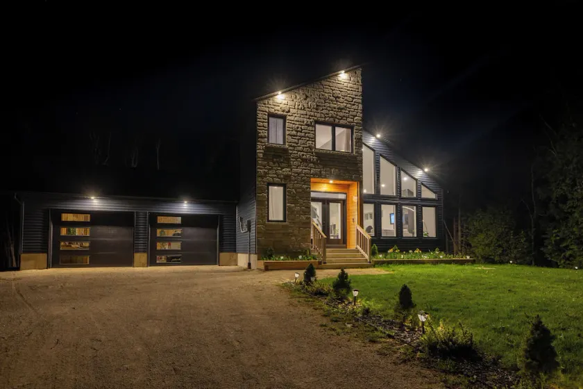 Luxury oasis in the woods, less than five minutes from the beach! - Image 1
