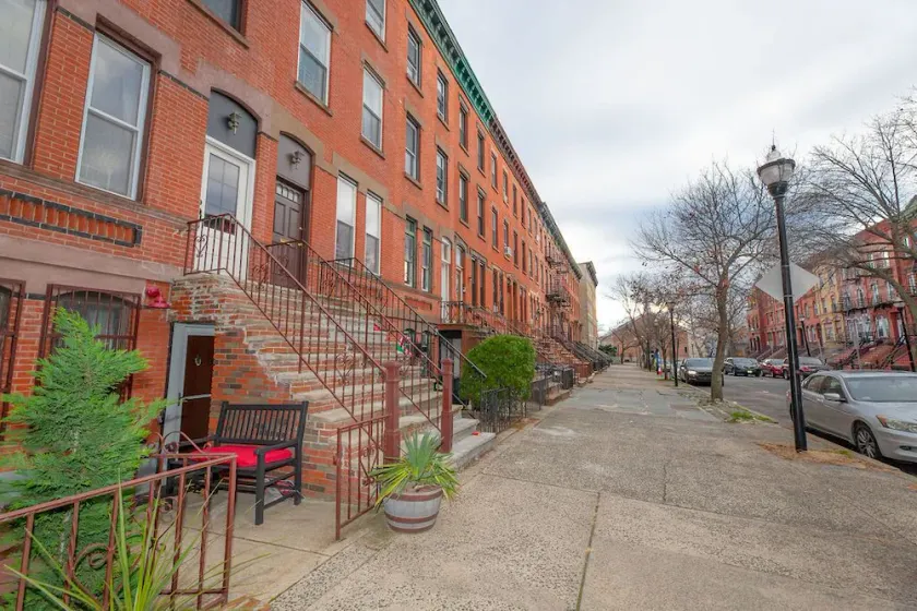 Brownstone duplex with hot tub and koi pond 20 mins drive from NYC - Image 1