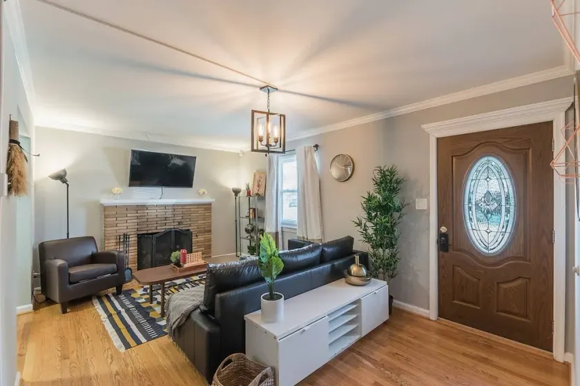 Enchanting historic townhouse by CozySuites - Image 1