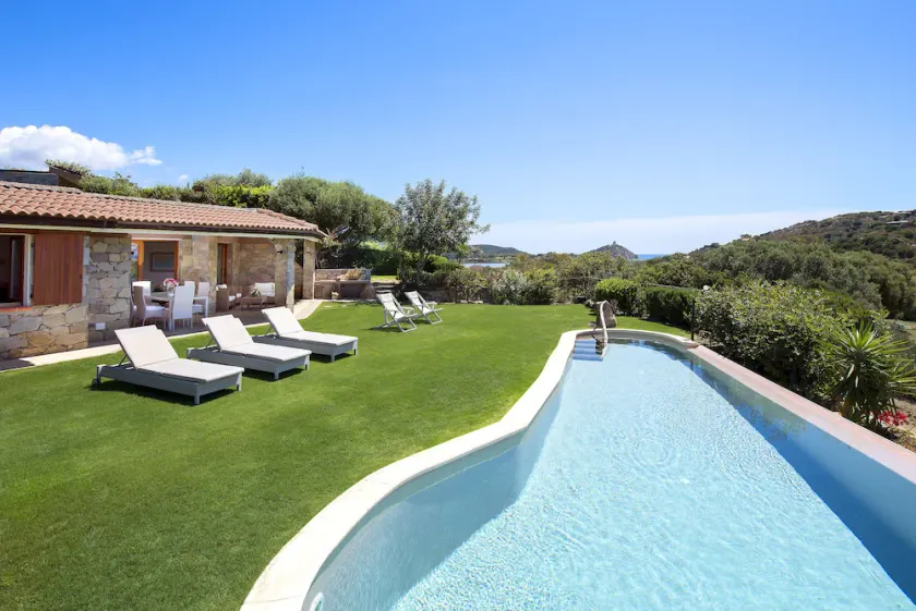 Villa i Chia. Infinity privat pool & have, 500 m fra havet. Fantastisk panorama - Image 1