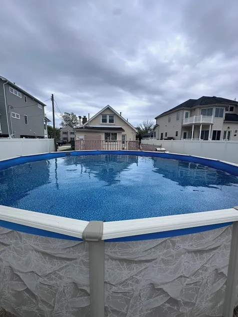 POOL, 5 min walk to Jenkinson's, 4 Bedroom, 4 car parking, beach badges, Fence - Image 1