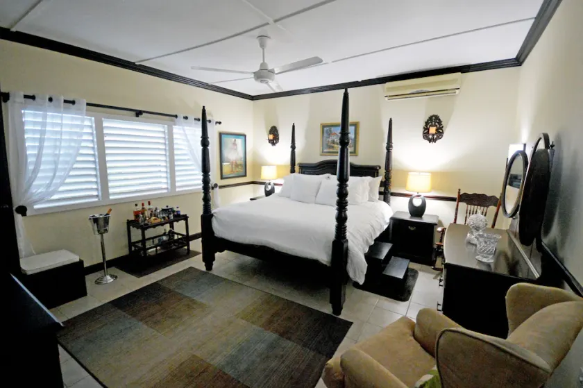 Sweetwood 3 Schlafzimmer Landseite Villa in Discovery Bay - Image 1