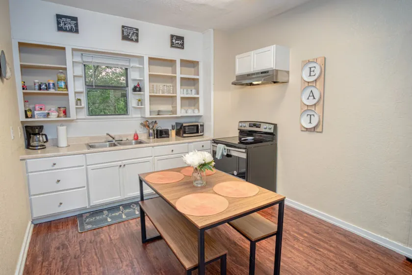 Cozy Downtown Guest House 2BR/1BA Sleeps 8 - Image 1