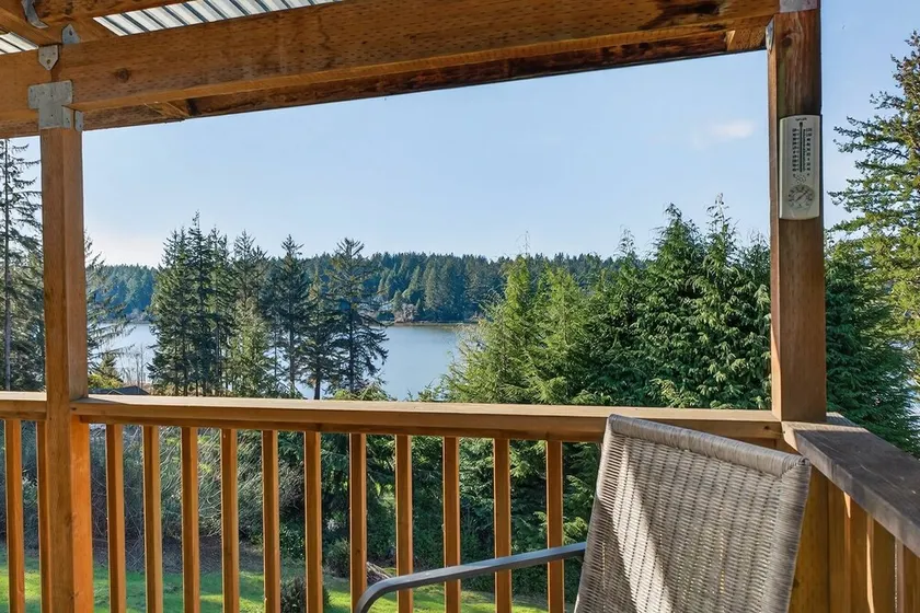 Cozy Lake Retreat with Stunning Views! 2 separate Living areas, Pet Friendly. - Image 1