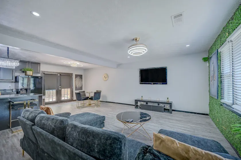 **Spacious 8 beds home 15 mins from Downtown*** - Image 1