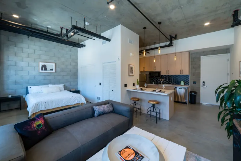 Beautiful Modern Studio in DT Vista! - Image 1