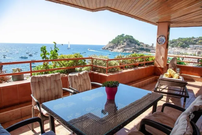 Beautiful Apartment situated directly in front of the sea. - Image 1