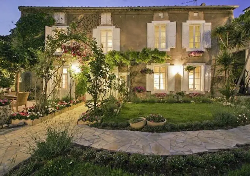 Dorfhaus mit einem privaten und umzäunten mediterranem Garten - Image 1