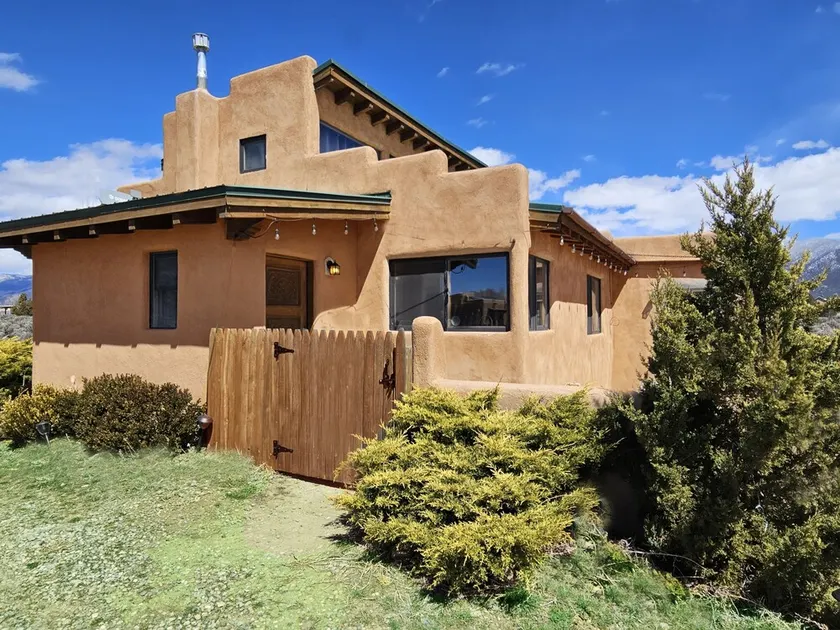 Luxury Adobe Gem - Epic Mountain Views, Hot Tub, Foosball, Loft - Image 1